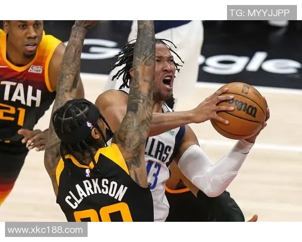 热火与爵士激战27号NBA赛场精彩对决引发球迷热议 热火与爵士激战27号NBA赛场精彩对决引发球迷热议