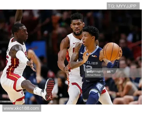 帕纳辛与毕尔的激烈对决揭示了篮球战术与团队协作的重要性 帕纳辛与毕尔的激烈对决揭示了篮球战术与团队协作的重要性